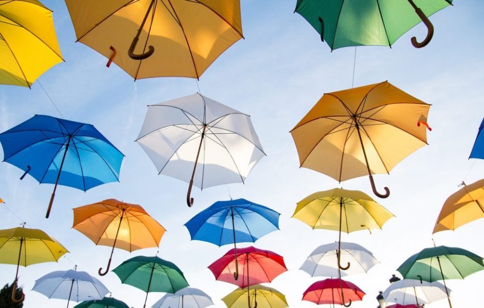 日傘の色 何色がいいの 色によって変わる効果と選び方のポイント Uvカットの持続期間も はるだるまドットコム